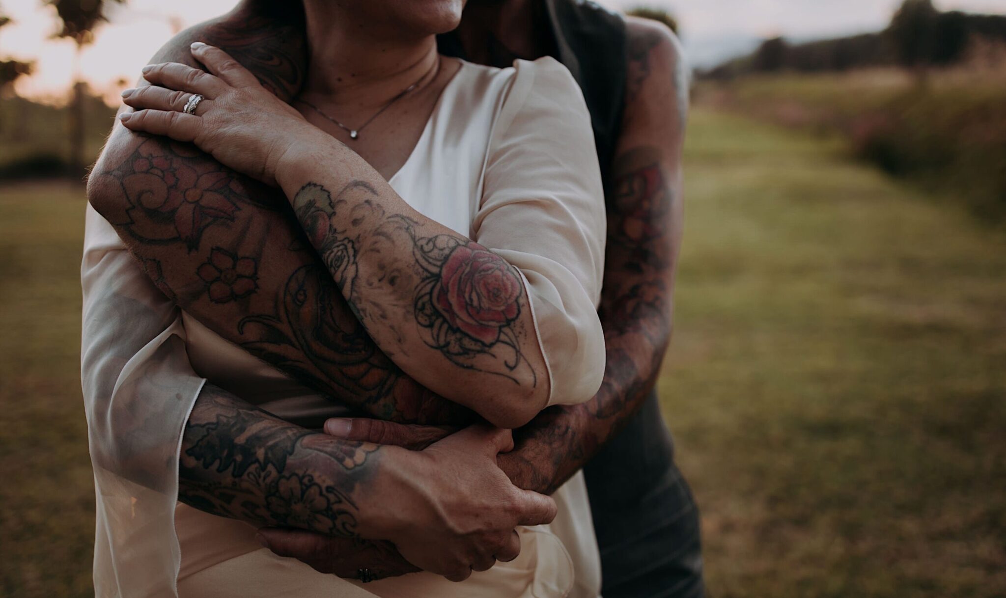 dettagli di tatuaggi di un matrimonio