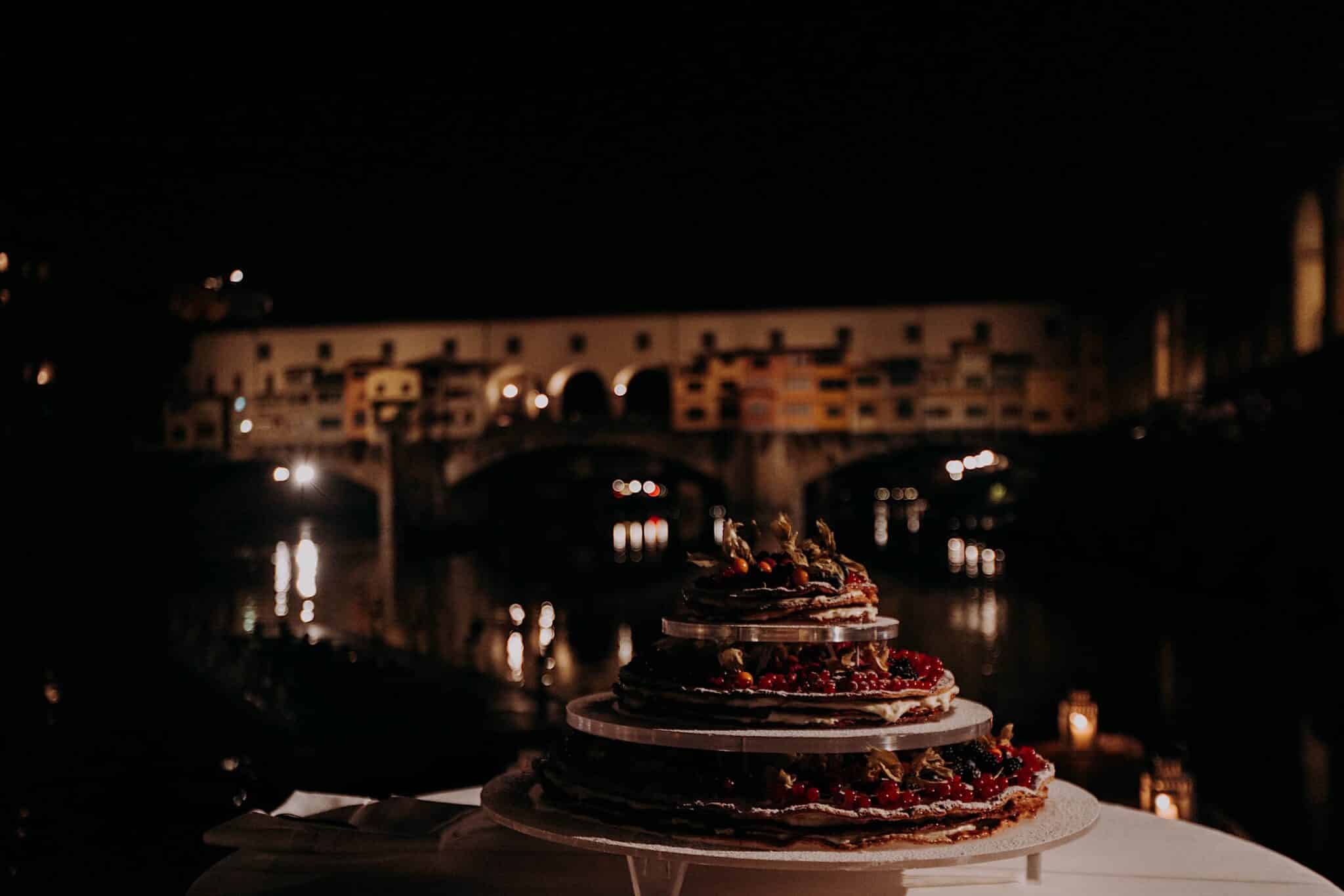 taglio della torta con vista del Ponte Vecchio, società dei Canottieri di Firenze