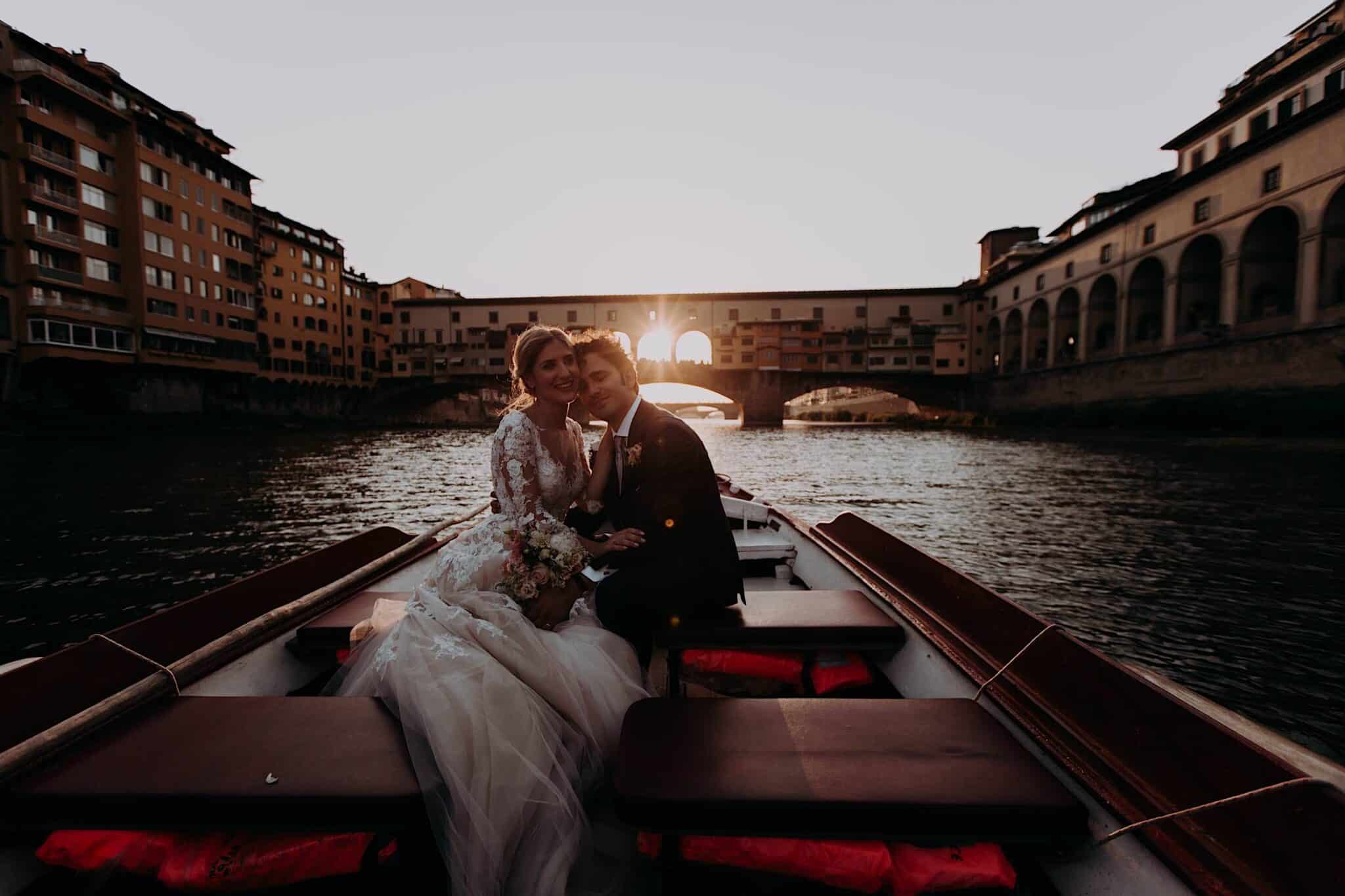 in barca sull'Arno con vista Ponte Vecchio a Firenze